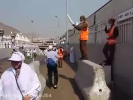باد زدن حجاج توسط سرباز سعودی